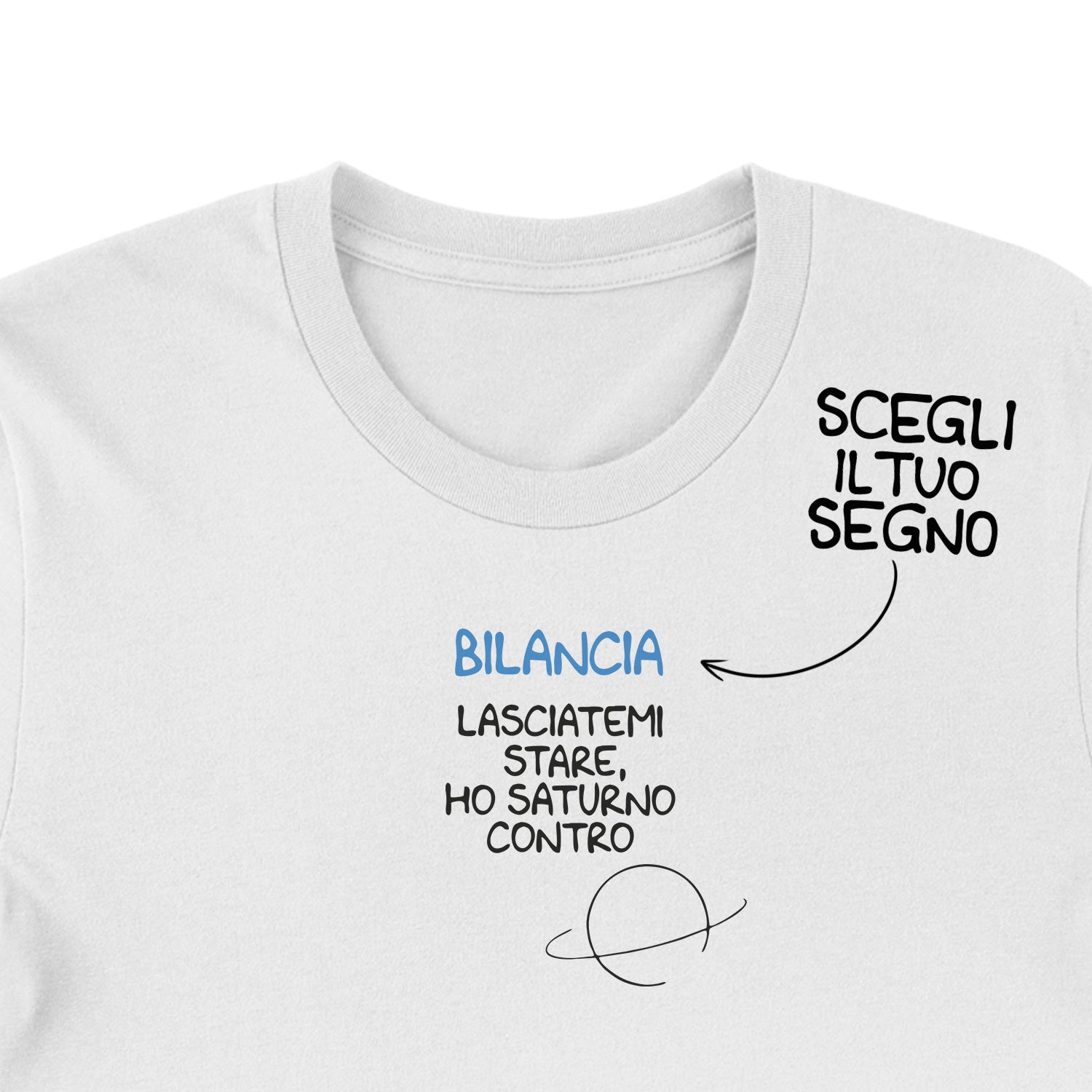 Maglietta Lasciatemi stare, ho Saturno contro dell'album T-shirt esilaranti di Luigi Torres Cerciello, T-Shirt uomo donna e bambino a maniche corte in cotone con girocollo